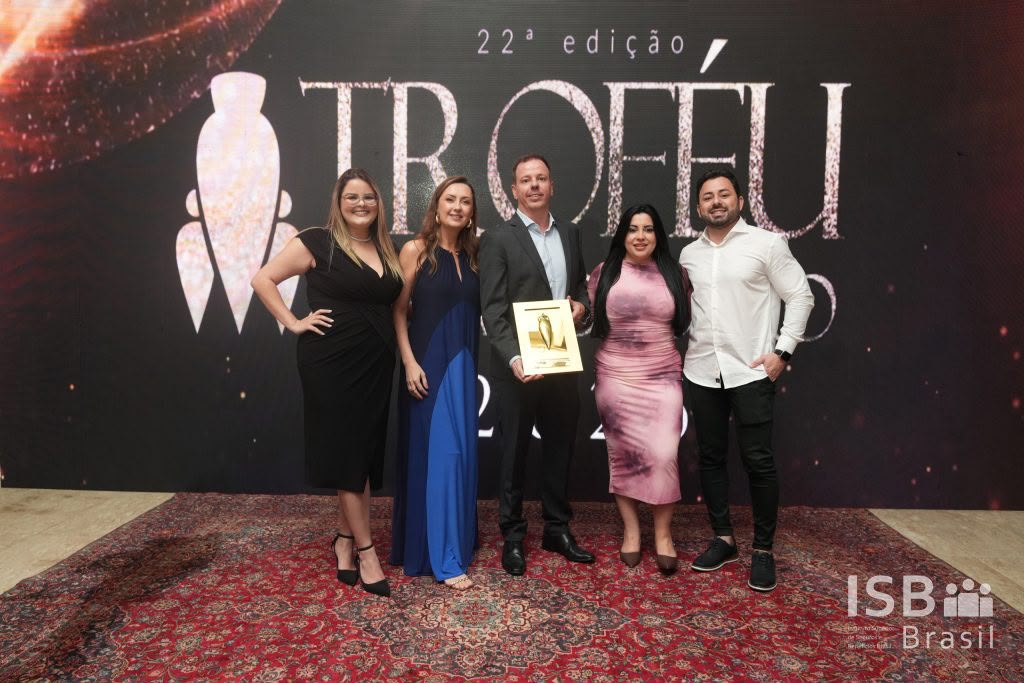Equipe BrasCare com o troféu Pinhão de Ouro