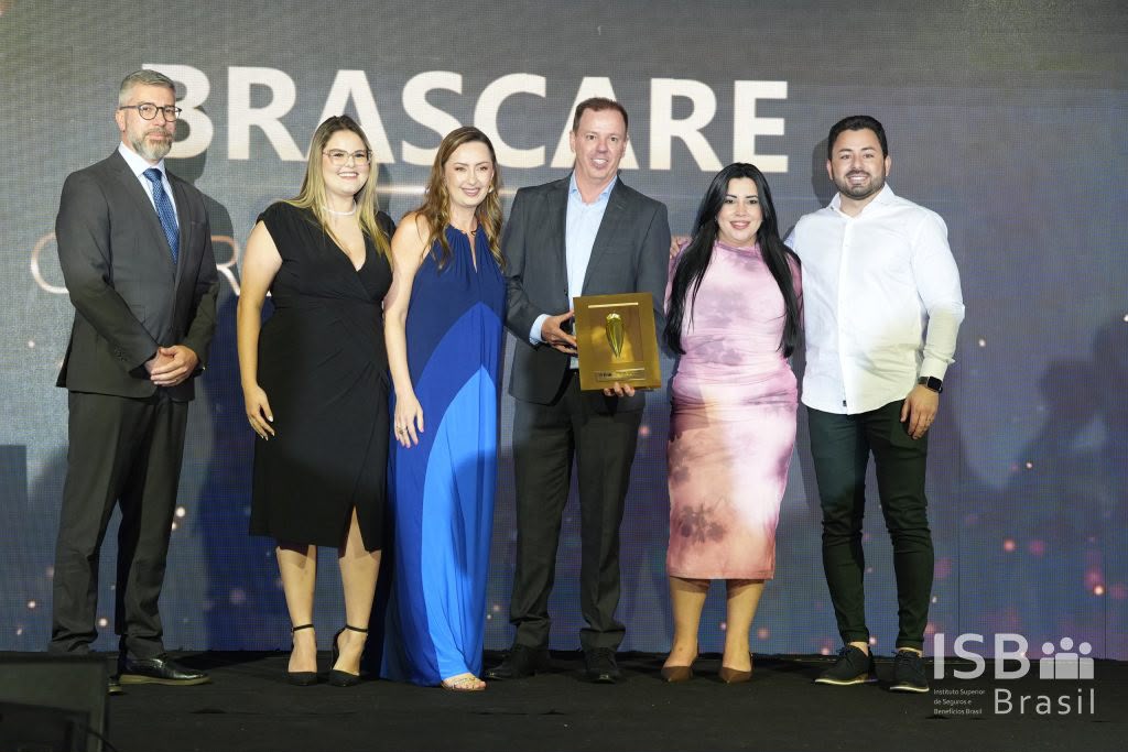 Equipe BrasCare no palco da premiação