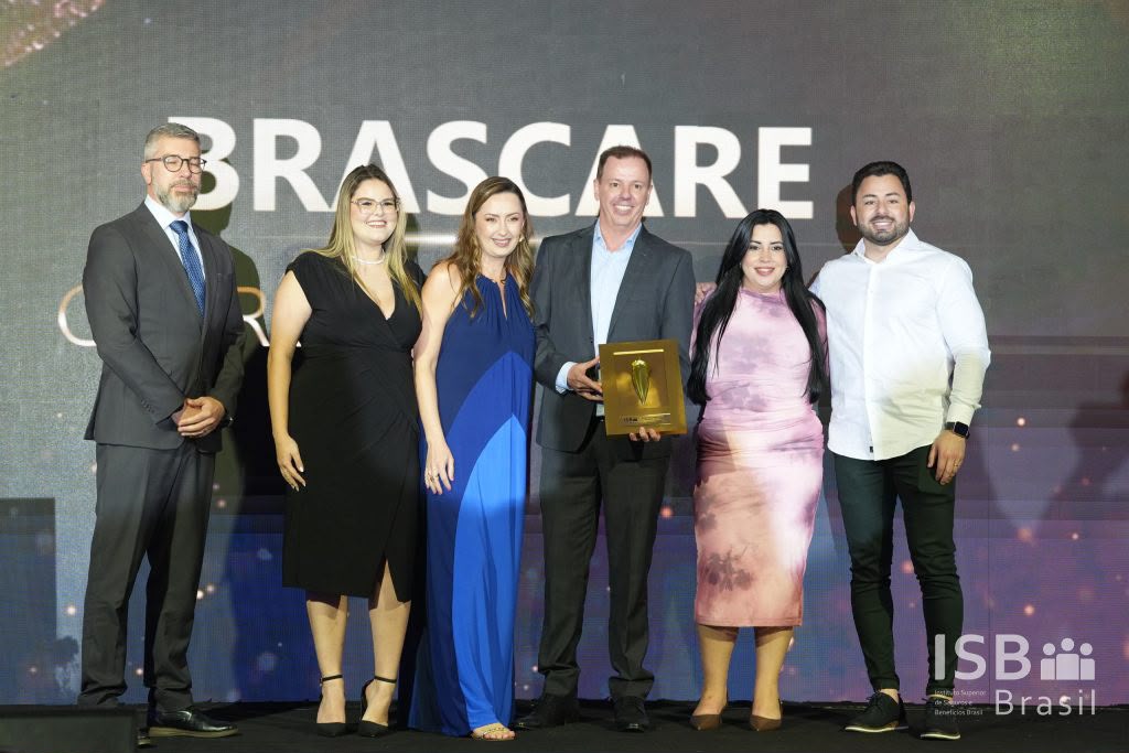 Equipe BrasCare posando com o troféu
