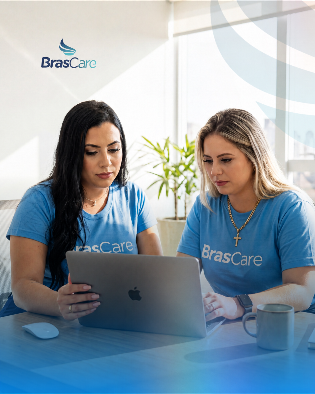 Consultores BrasCare analisando informações